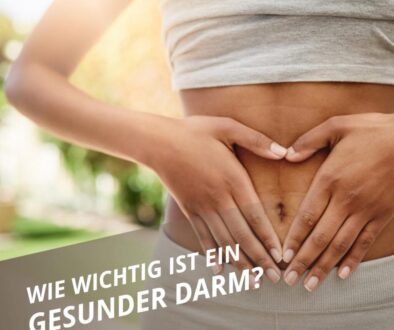 Darmgesundheit Frau legt ihre Hände in Herzform auf den Bauch – Symbol für Darmgesundheit und Wohlbefinden