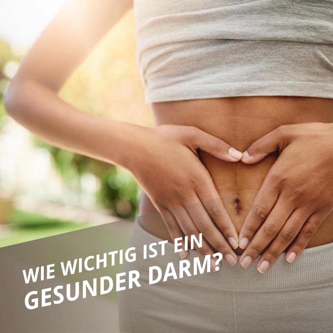 Darmgesundheit Frau legt ihre Hände in Herzform auf den Bauch – Symbol für Darmgesundheit und Wohlbefinden